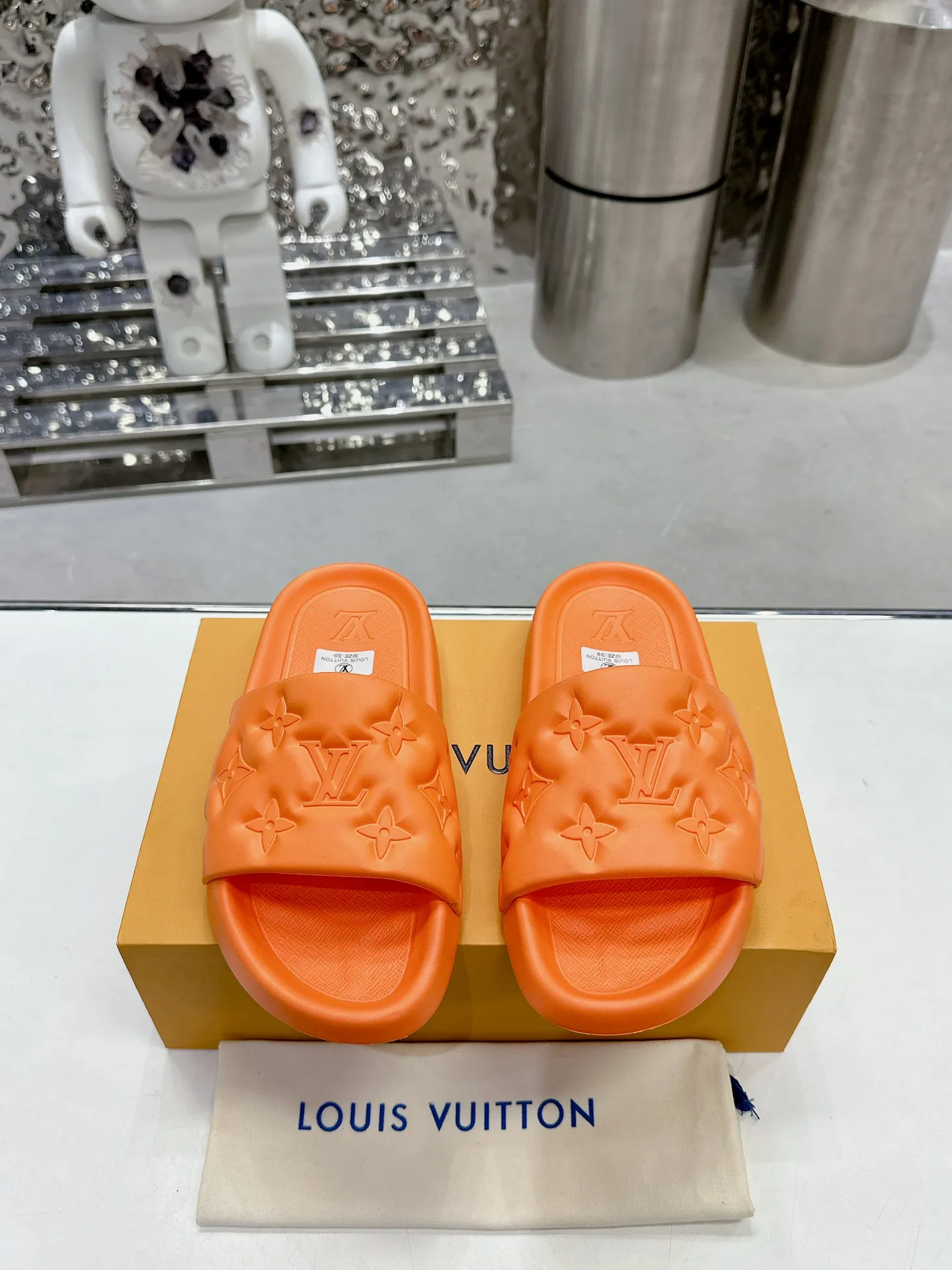 [L Home] P: 280💰 ▪️Shoe size: Women's 35-40 Men's 38-46▪️Packaging: Counter top quality~original packaging 𝟐𝟎𝟐5 Louis Vuitton counter's new embossed slippers, lv monogram embossed slippers, Waterfront sandals are back with a new look, and the upper buckle is embossed with lv's iconic Monogram pattern. Made of waterproof rubber with a comfortable and resilient insole. The lightweight, flexible outsole is embossed with the Louis Vuitton logo. ▪️Fabric: Original molded rubber foam surface ▪️Technology: embossed logo ▪️Sole: Original molded rubber foam outsole ▪️Sole thickness: 3CM.